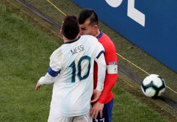 Lionel Messi ve Gary Medel arasında büyük gerilim İşte o anlar...