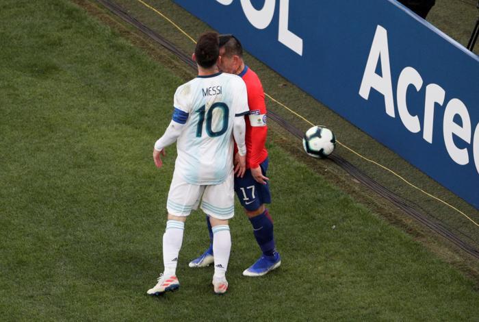 Lionel Messi ve Gary Medel arasında büyük gerilim İşte o anlar...