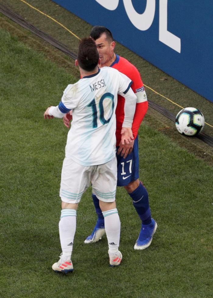 Lionel Messi ve Gary Medel arasında büyük gerilim İşte o anlar...