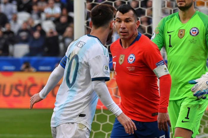 Lionel Messi ve Gary Medel arasında büyük gerilim İşte o anlar...