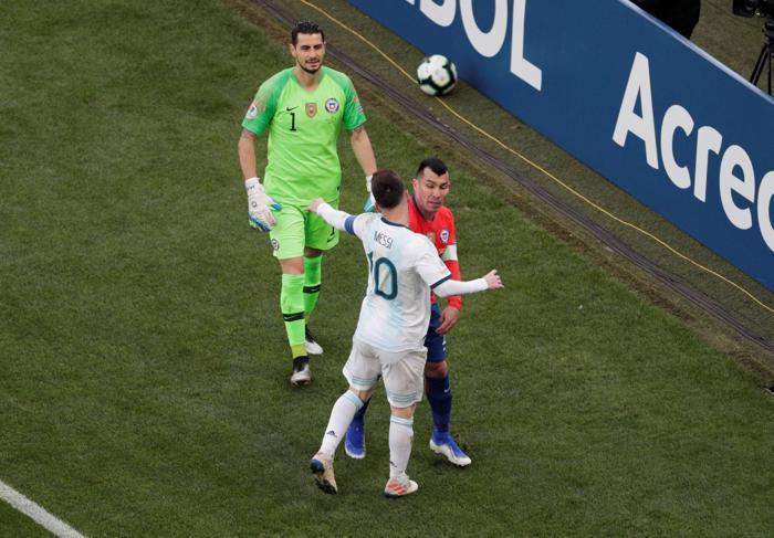 Lionel Messi ve Gary Medel arasında büyük gerilim İşte o anlar...