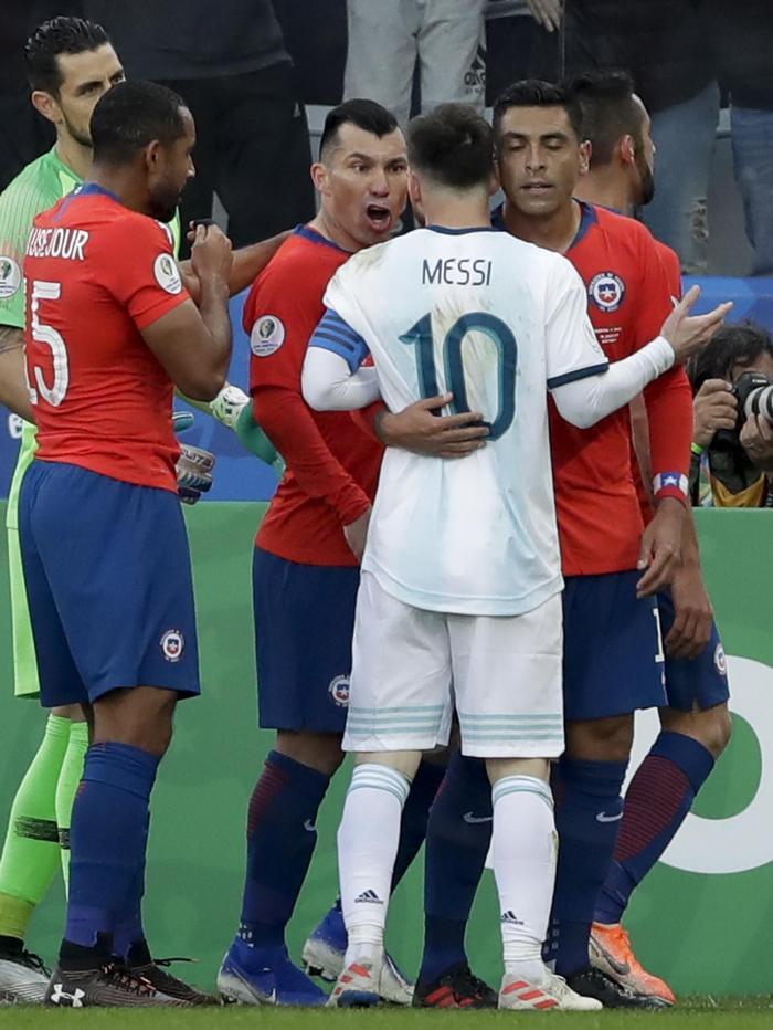 Lionel Messi ve Gary Medel arasında büyük gerilim İşte o anlar...