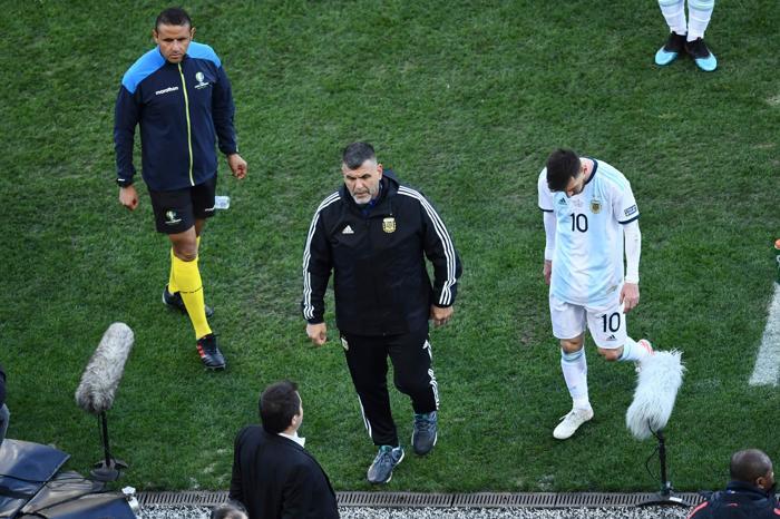 Lionel Messi ve Gary Medel arasında büyük gerilim İşte o anlar...