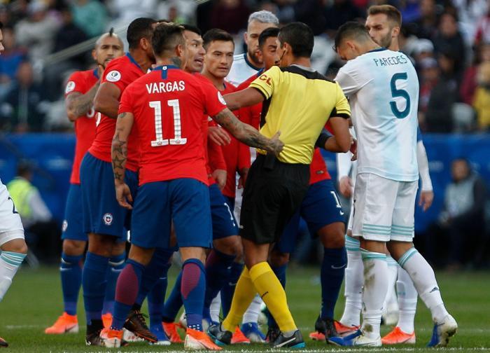 Lionel Messi ve Gary Medel arasında büyük gerilim İşte o anlar...