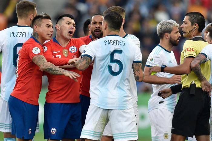 Lionel Messi ve Gary Medel arasında büyük gerilim İşte o anlar...