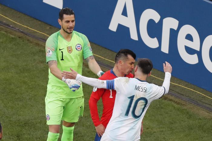 Lionel Messi ve Gary Medel arasında büyük gerilim İşte o anlar...
