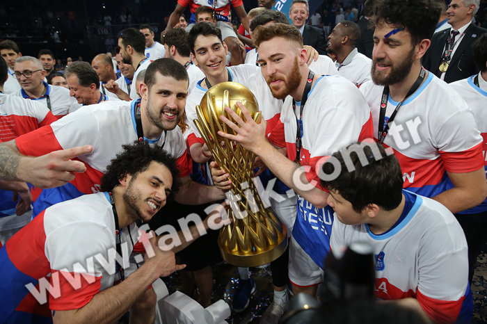 Basketbol Süper Liginde 14. kez şampiyon olan Anadolu Efes, kupasını aldı