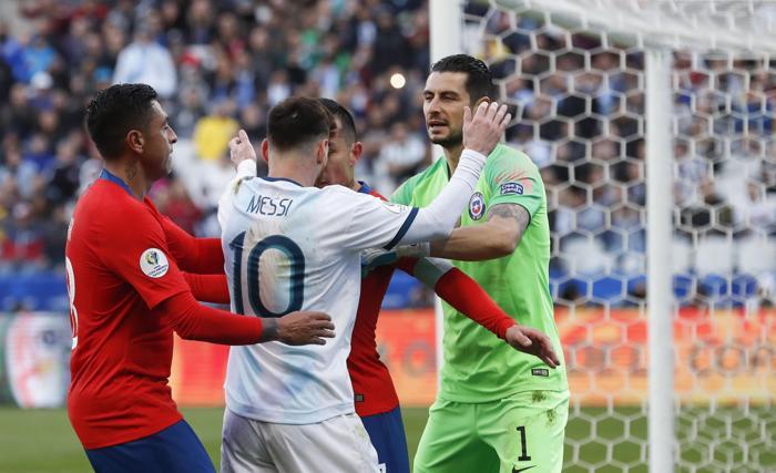 Lionel Messi ve Gary Medel arasında büyük gerilim İşte o anlar...