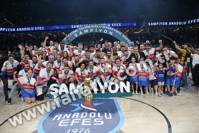 Basketbol Süper Liginde 14. kez şampiyon olan Anadolu Efes, kupasını aldı