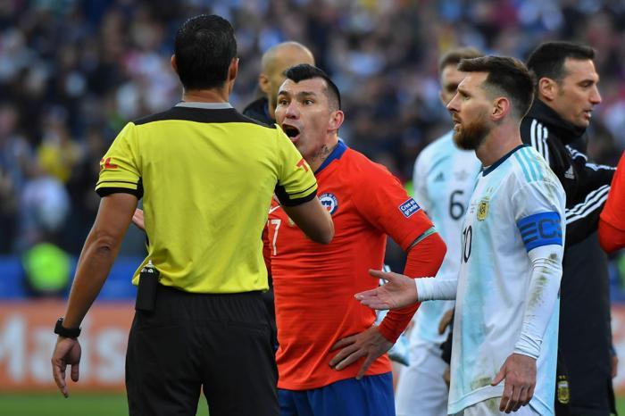 Lionel Messi ve Gary Medel arasında büyük gerilim İşte o anlar...