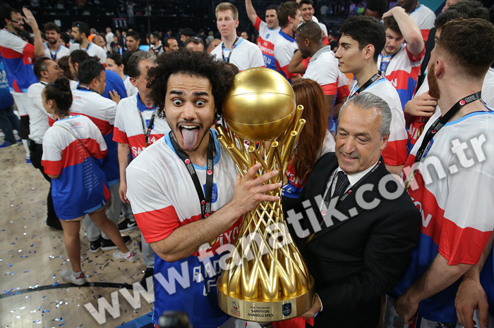 Basketbol Süper Liginde 14. kez şampiyon olan Anadolu Efes, kupasını aldı
