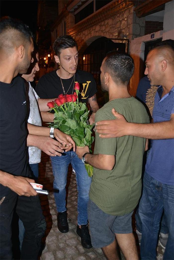 Eğlence çıkışı gerginlik... Mesut Özil isyan etti