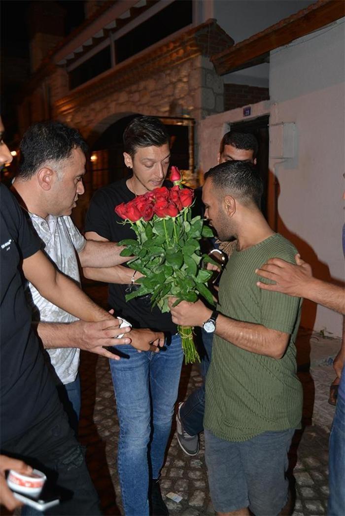 Eğlence çıkışı gerginlik... Mesut Özil isyan etti