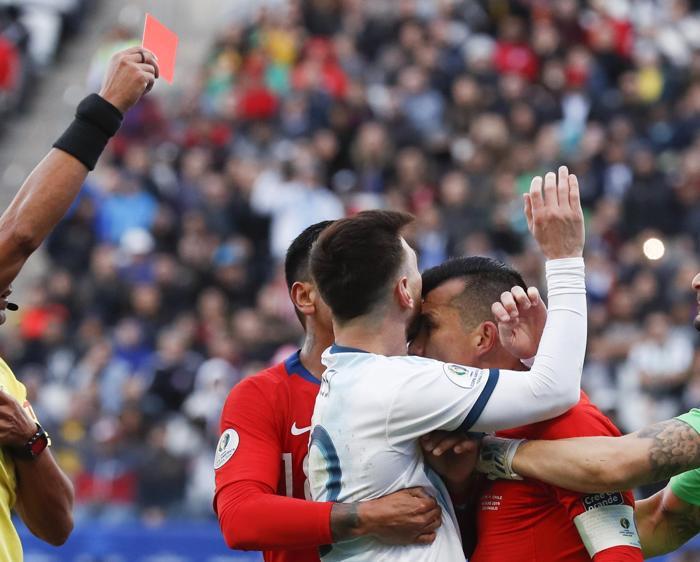 Lionel Messi ve Gary Medel arasında büyük gerilim İşte o anlar...