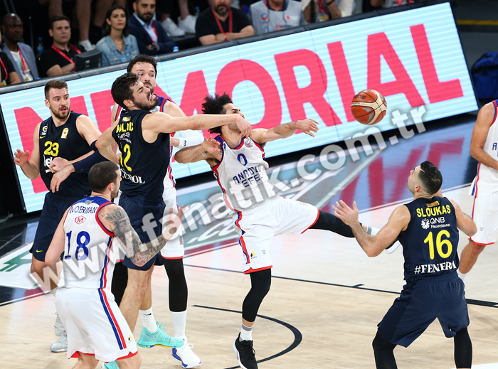 Anadolu Efeste Vasilije Micic, Fenerbahçe maçı sonrası gözyaşlarını tutamadı