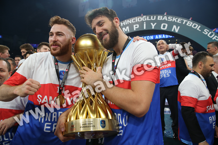 Basketbol Süper Liginde 14. kez şampiyon olan Anadolu Efes, kupasını aldı
