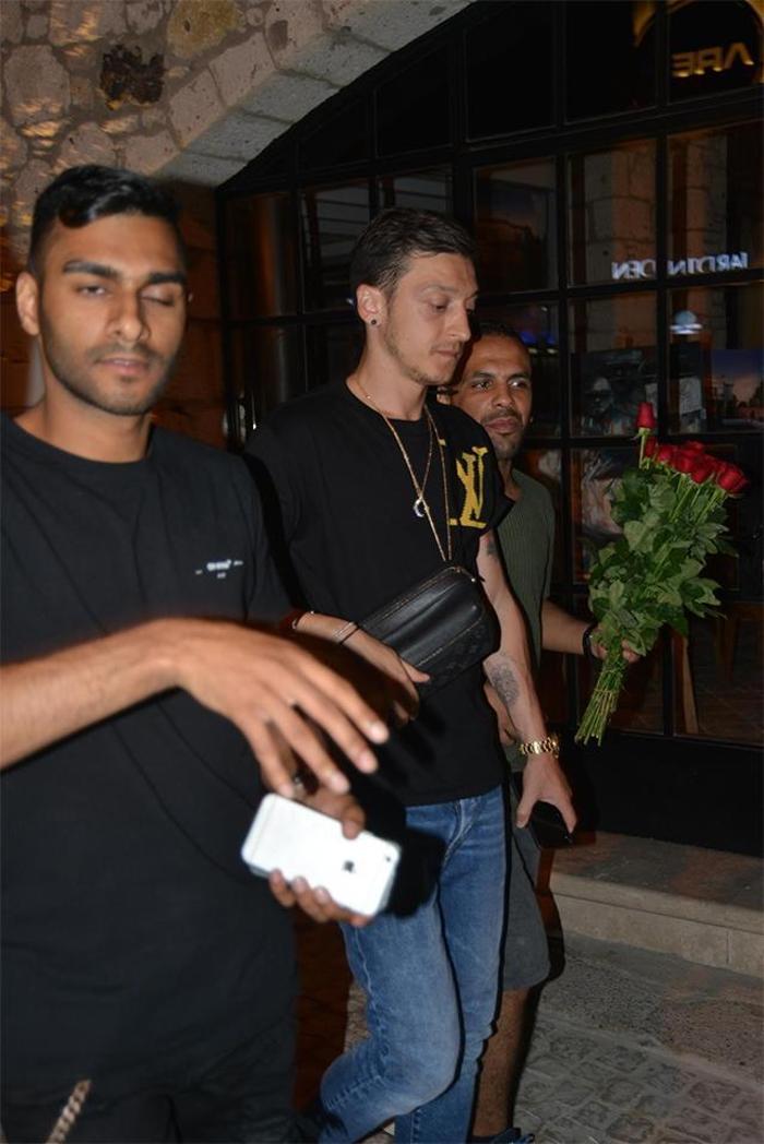 Eğlence çıkışı gerginlik... Mesut Özil isyan etti