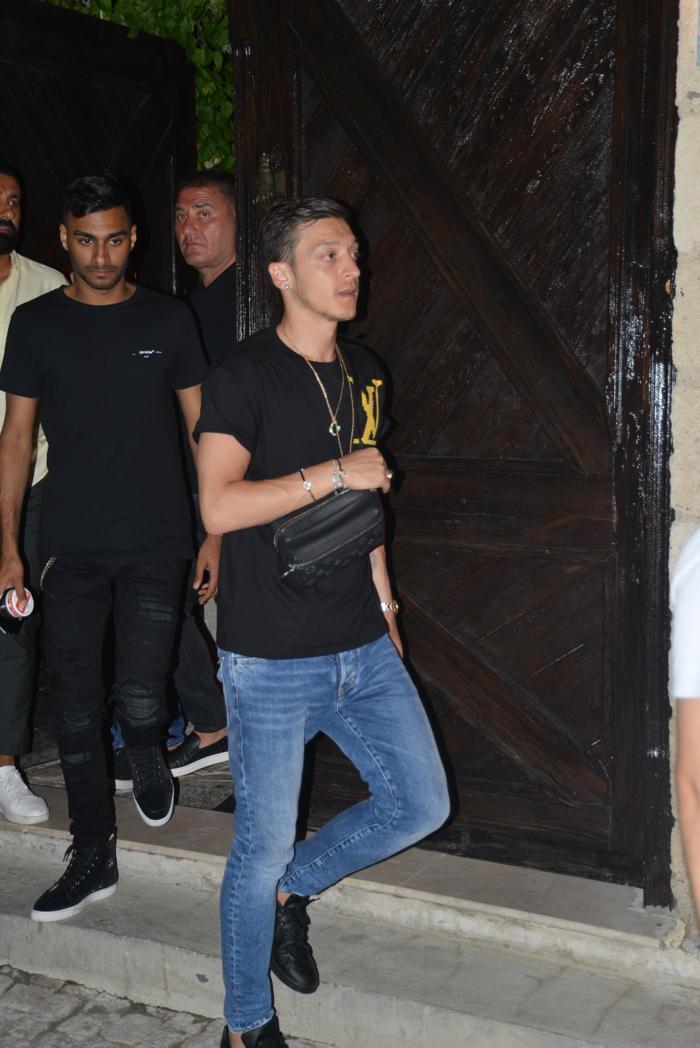 Eğlence çıkışı gerginlik... Mesut Özil isyan etti