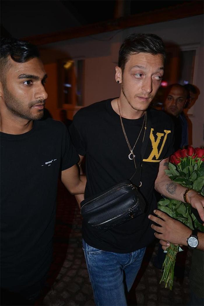 Eğlence çıkışı gerginlik... Mesut Özil isyan etti