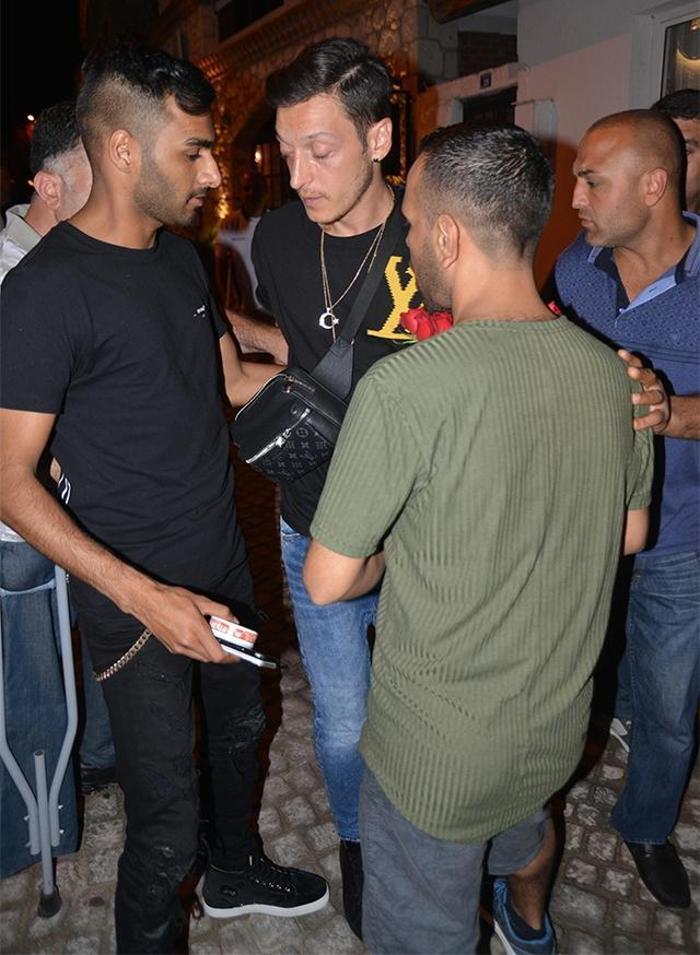 Eğlence çıkışı gerginlik... Mesut Özil isyan etti
