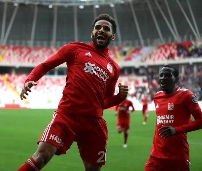 Beşiktaştan Galatasaraya transfer çalımı İmza an meselesi...
