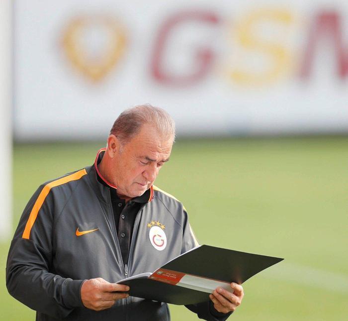 Galatasarayda transfer bombaları patlıyor İki yıldız...