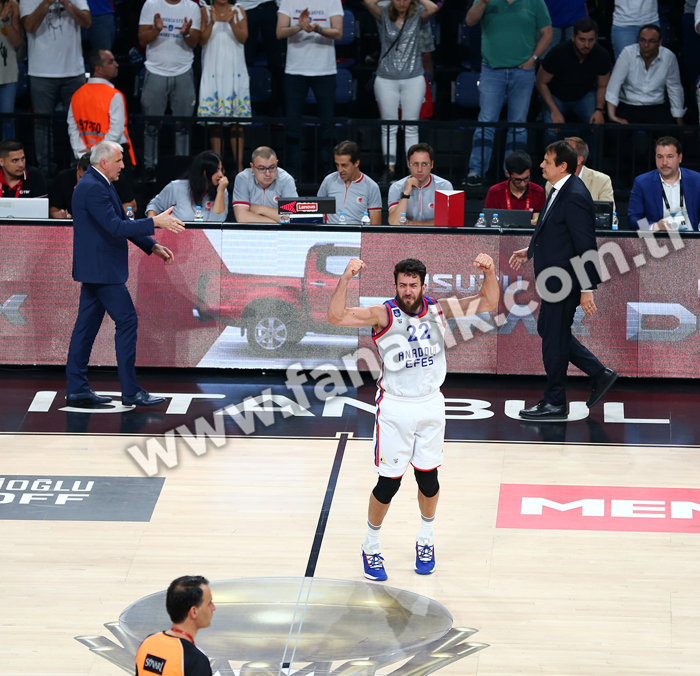 Anadolu Efeste Vasilije Micic, Fenerbahçe maçı sonrası gözyaşlarını tutamadı