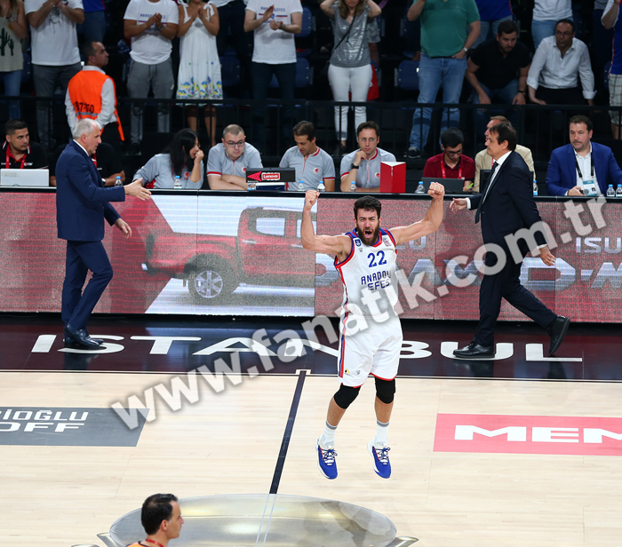 Anadolu Efeste Vasilije Micic, Fenerbahçe maçı sonrası gözyaşlarını tutamadı