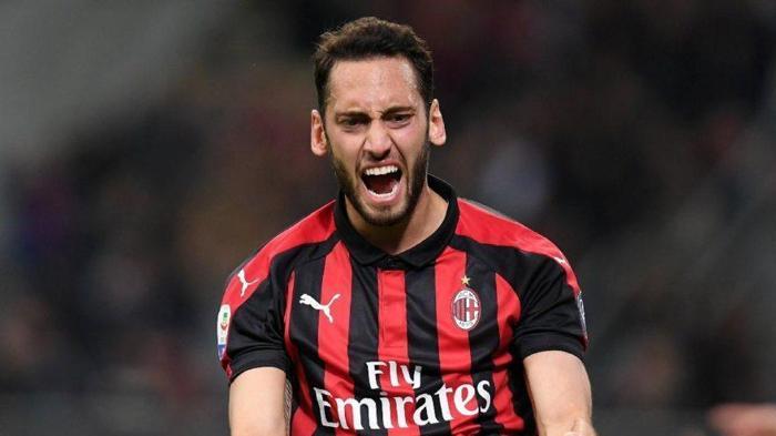 Hakan Çalhanoğlu - Sol kanat 10 numara - Milan