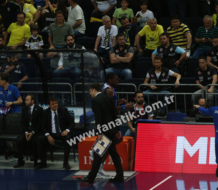 Fenerbahçe Beko - Anadolu Efes maçından ekrana yansımayanlar