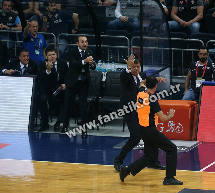 Fenerbahçe Beko - Anadolu Efes maçından ekrana yansımayanlar