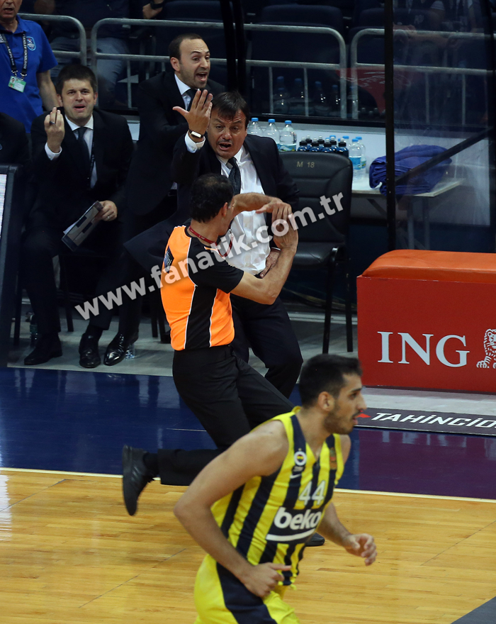 Fenerbahçe Beko - Anadolu Efes maçından ekrana yansımayanlar
