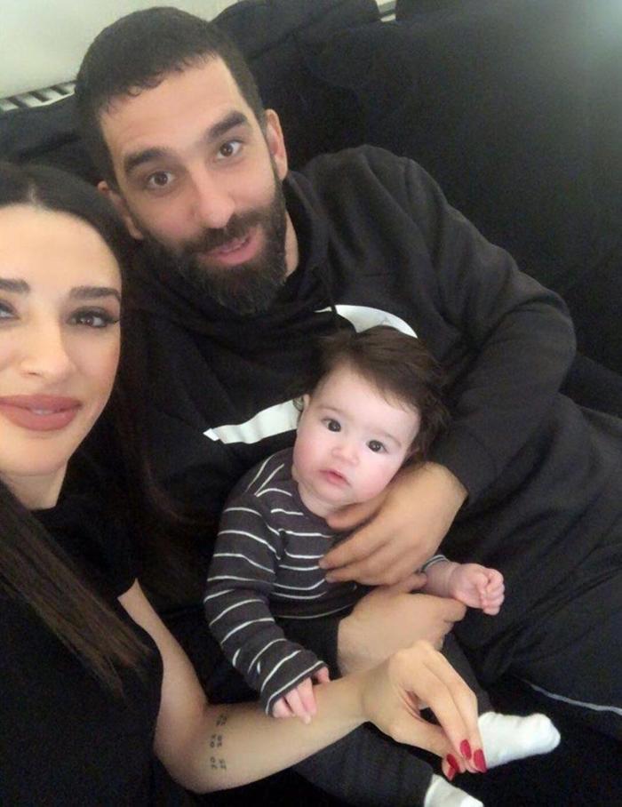 Arda Turan ve Aslıhan Doğan Turan ilk kez Hamza Ardanın fotoğrafını paylaştı