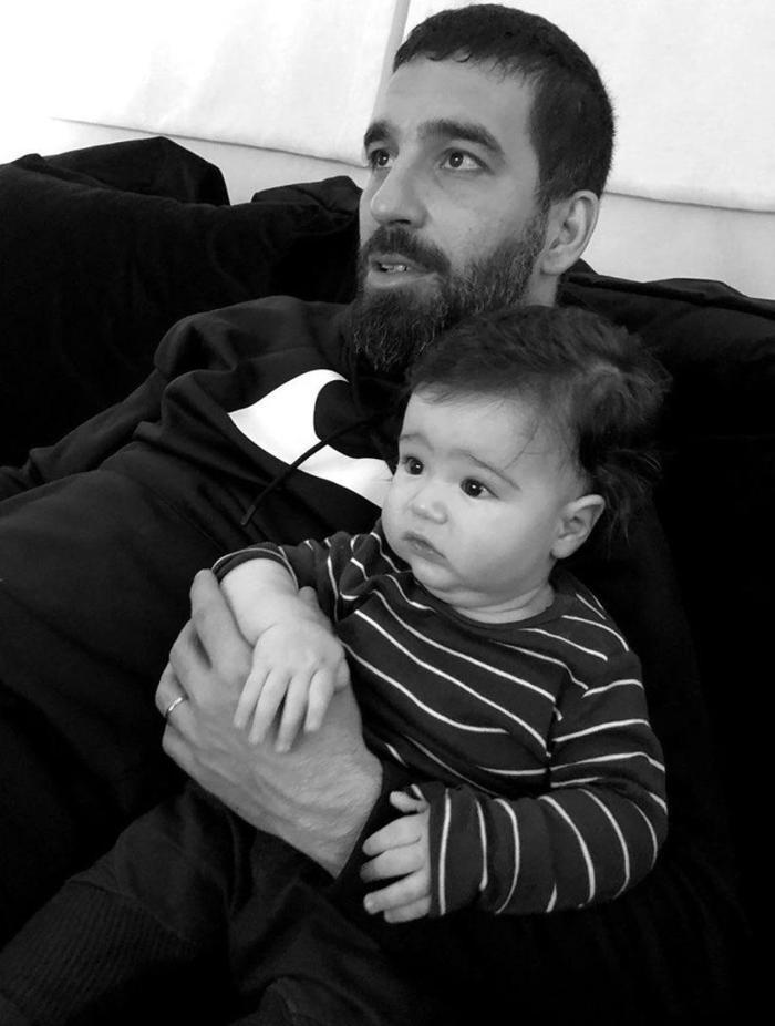 Arda Turan ve Aslıhan Doğan Turan ilk kez Hamza Ardanın fotoğrafını paylaştı