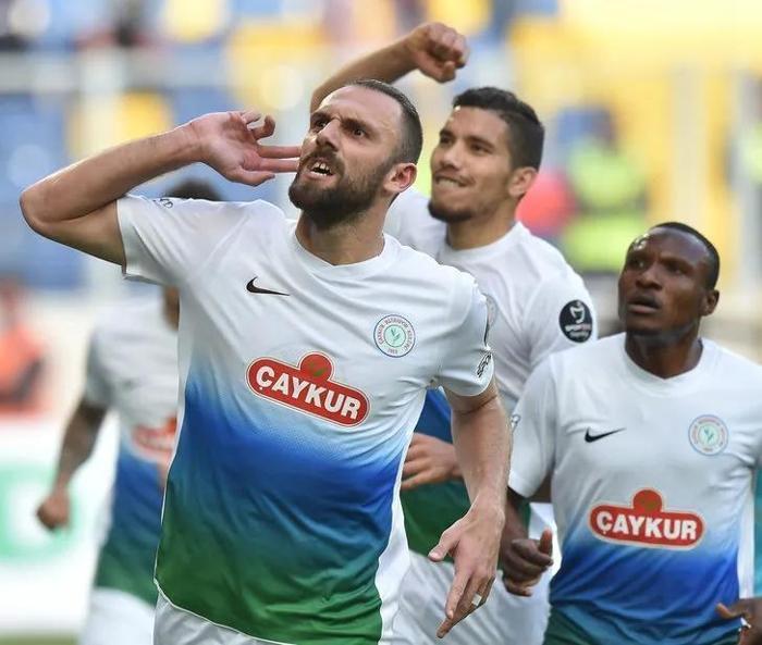 FLAŞ Galatasaray Vedat Muriç için teklifini yükseltti