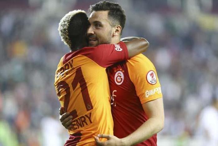 Galatasarayın genç futbolcusu Sinan Gümüş Genoaya transfer oldu