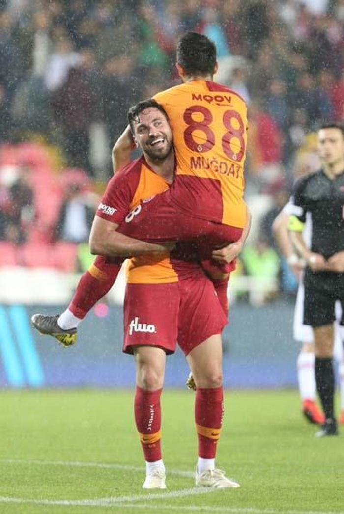 Galatasarayın genç futbolcusu Sinan Gümüş Genoaya transfer oldu