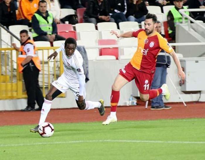 Galatasarayın genç futbolcusu Sinan Gümüş Genoaya transfer oldu