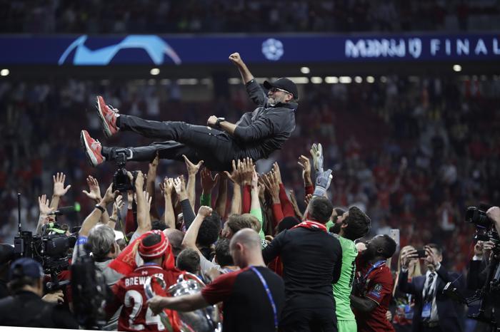 Liverpool şampiyon oldu Jürgen Klopp ve Salah gözyaşlarına hakim olamadı