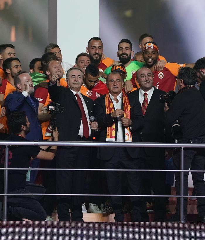 Fatih Terim ve futbolcuları ayakta alkışlandı Muhteşem geceden kareler