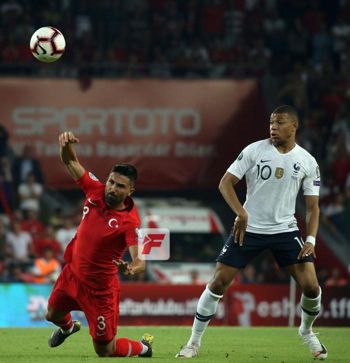 Fransa maçına damga vuran Hasan Ali sosyal medyayı salladı