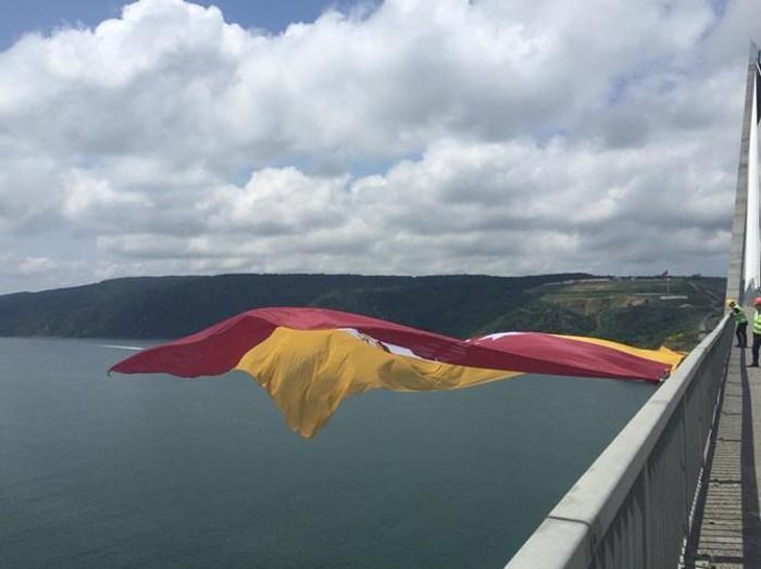 Şampiyon Galatasarayın bayrağı köprülere asıldı