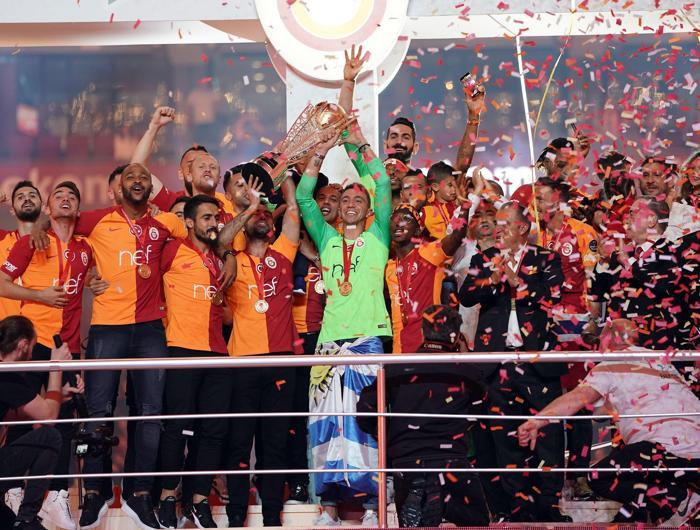 Fatih Terim ve futbolcuları ayakta alkışlandı Muhteşem geceden kareler