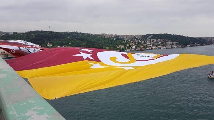 Şampiyon Galatasarayın bayrağı köprülere asıldı