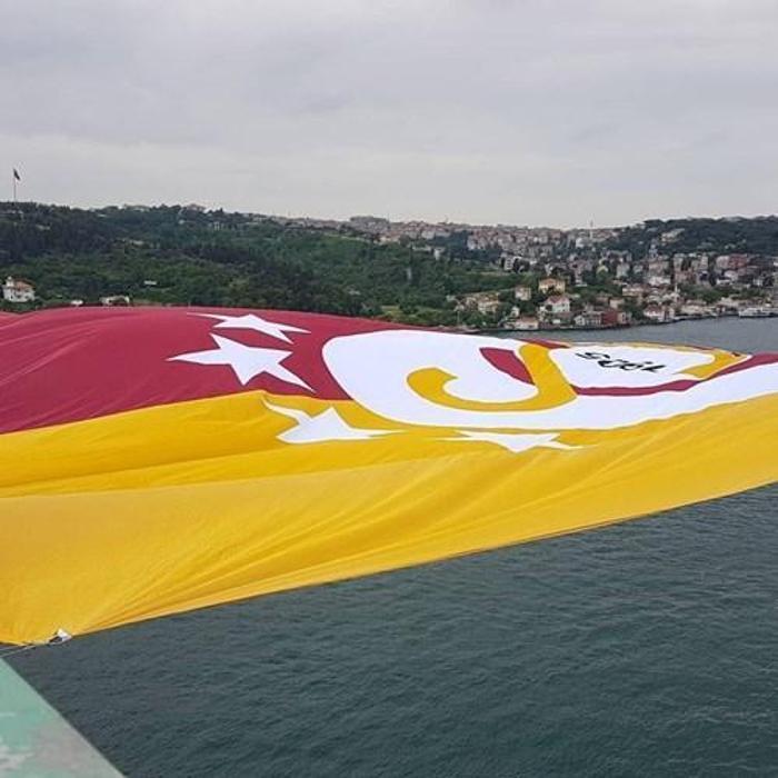 Şampiyon Galatasarayın bayrağı köprülere asıldı