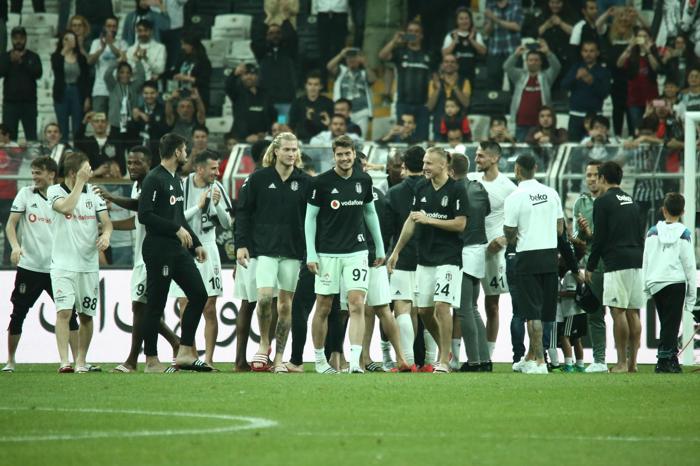 Vodafone Parkta Şenol Güneşten veda 3lüsü