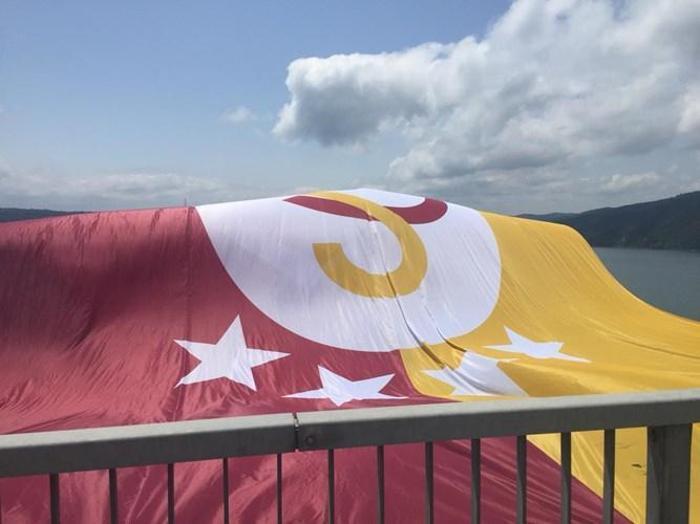 Şampiyon Galatasarayın bayrağı köprülere asıldı