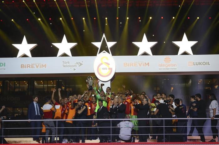Fatih Terim ve futbolcuları ayakta alkışlandı Muhteşem geceden kareler