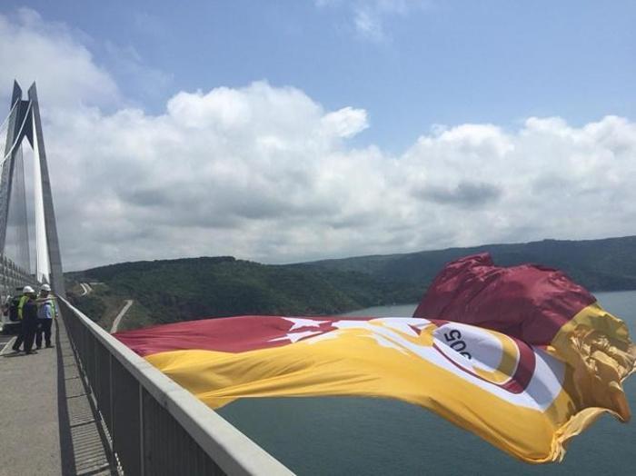 Şampiyon Galatasarayın bayrağı köprülere asıldı