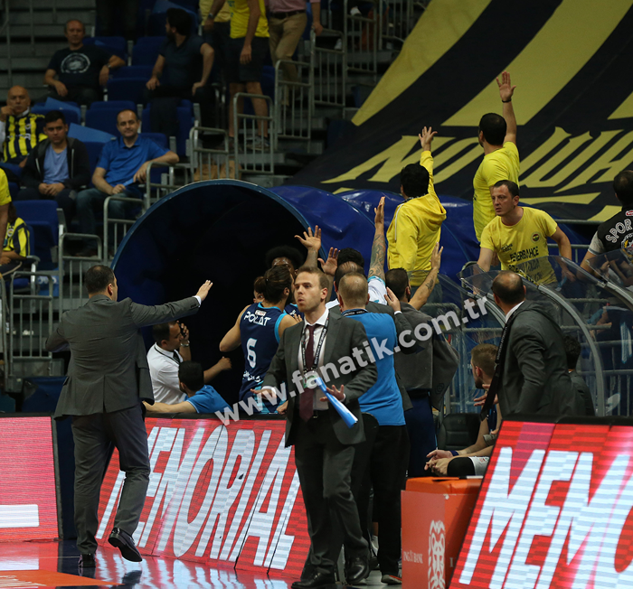 Fenerbahçe Beko - Türk Telekom maçında gerginlik